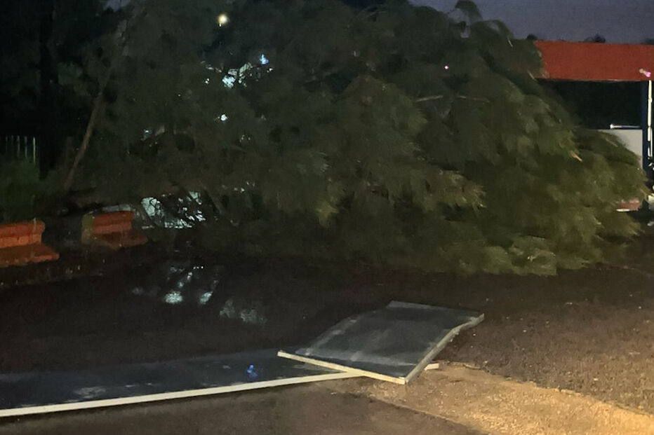 Painéis publicitários destruídos na Amora