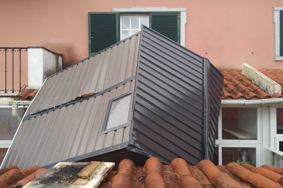 Abrigo voa para telhado dos vizinhos em Algeirão 