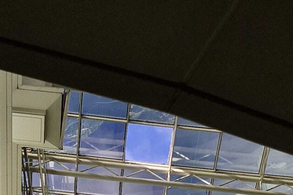 Estruturas danificadas e vidros partidos no centro comercial Atrium Saldanha, em Lisboa