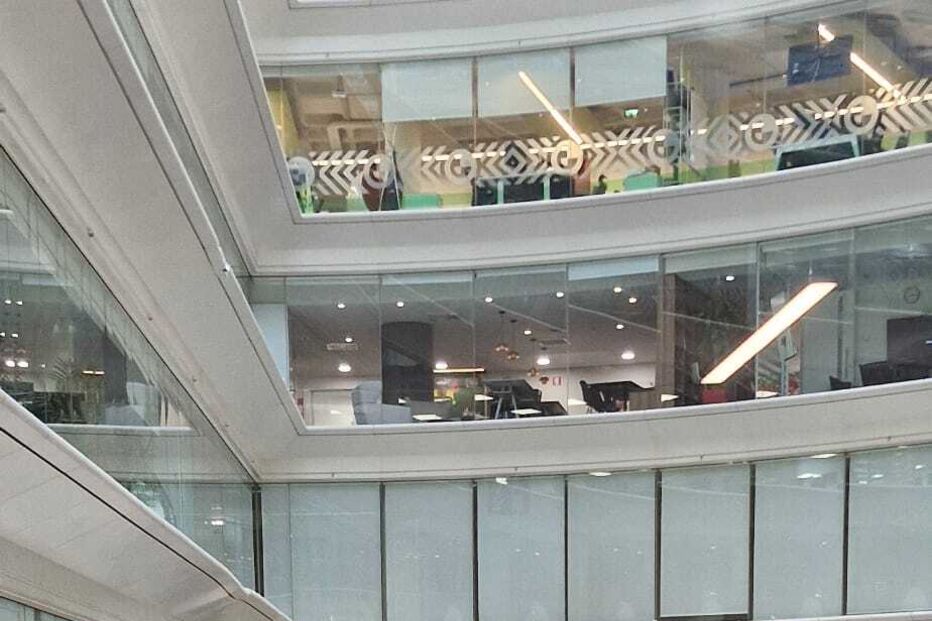 Estruturas danificadas e vidros partidos no centro comercial Atrium Saldanha, em Lisboa