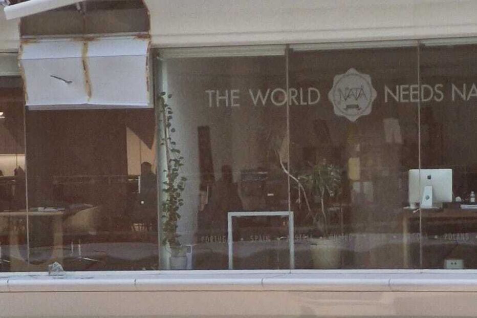 Estruturas danificadas e vidros partidos no centro comercial Atrium Saldanha, em Lisboa