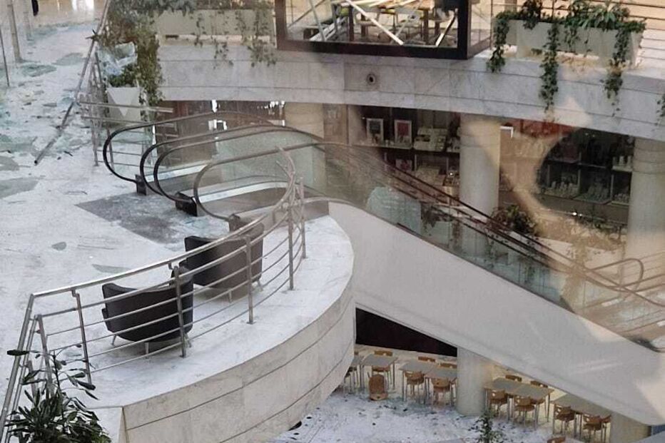 Estruturas danificadas e vidros partidos no centro comercial Atrium Saldanha, em Lisboa