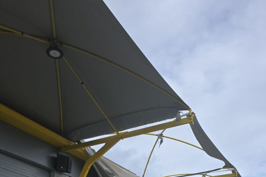 Cobertura de academia em Lourosa arrancada pela força do vento