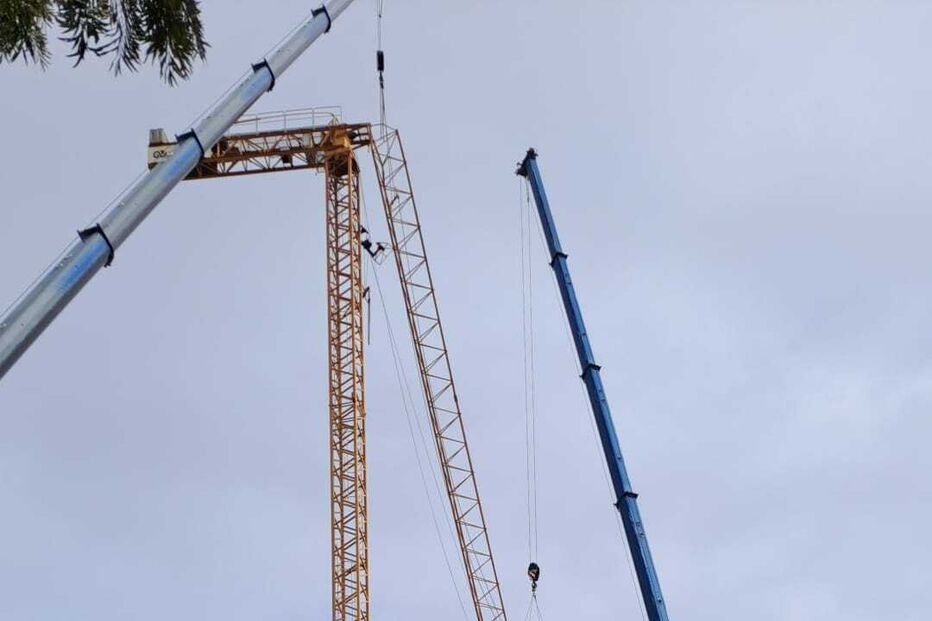 Lança de grua cai em cima de prédio em Portimão