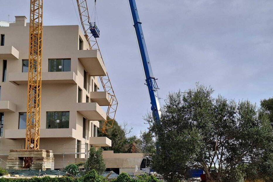 Lança de grua cai em cima de prédio em Portimão