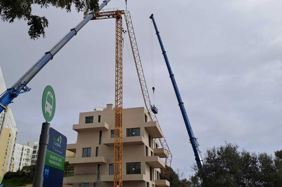 Lança de grua cai em cima de prédio em Portimão