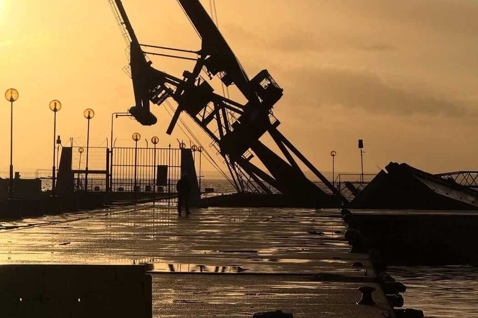Mau tempo faz barcaça grua adornar no rio Tejo