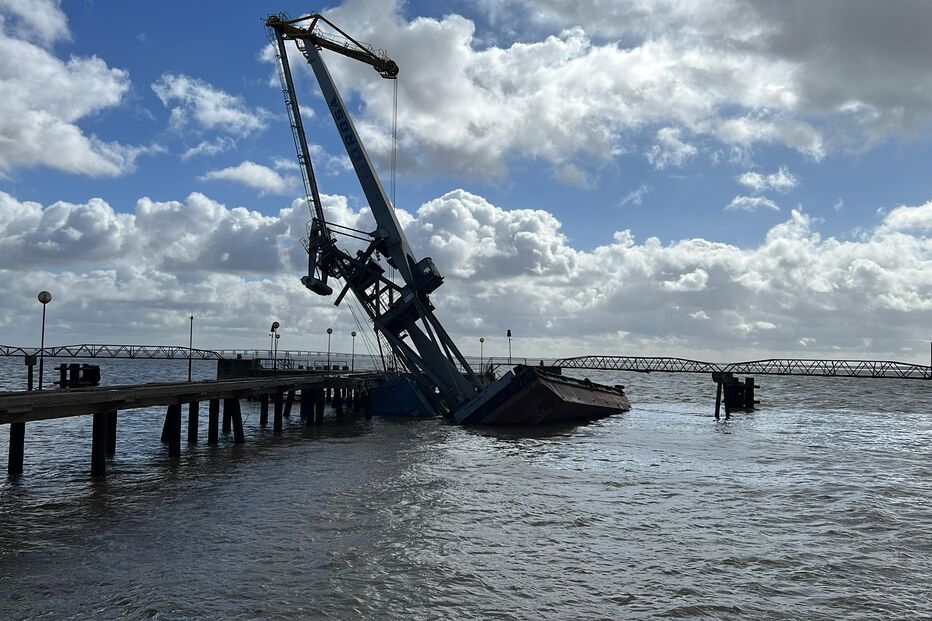 Mau tempo faz barcaça grua adornar no rio Tejo