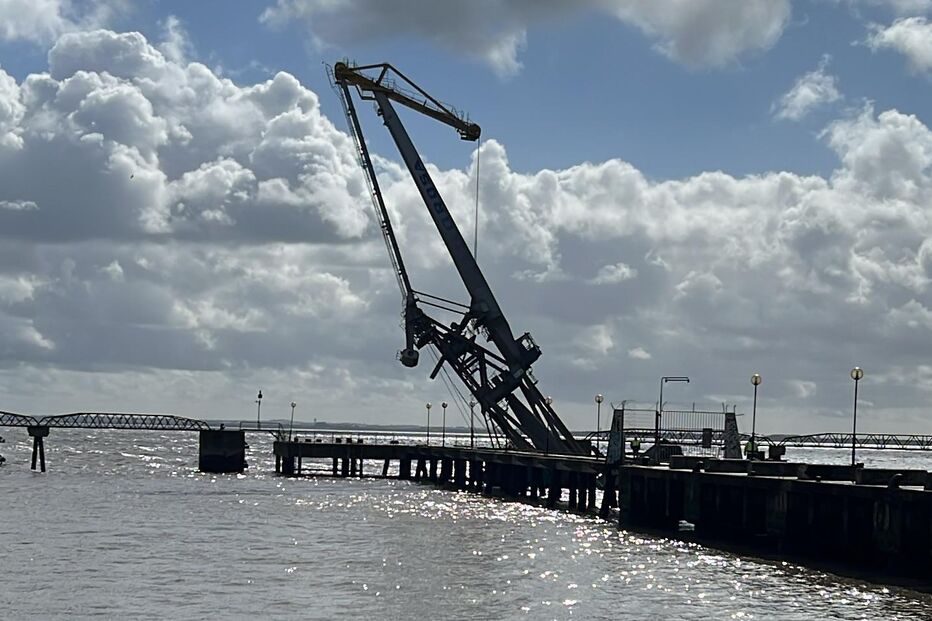 Mau tempo faz barcaça grua adornar no rio Tejo
