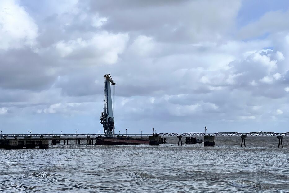 Mau tempo faz barcaça grua adornar no rio Tejo