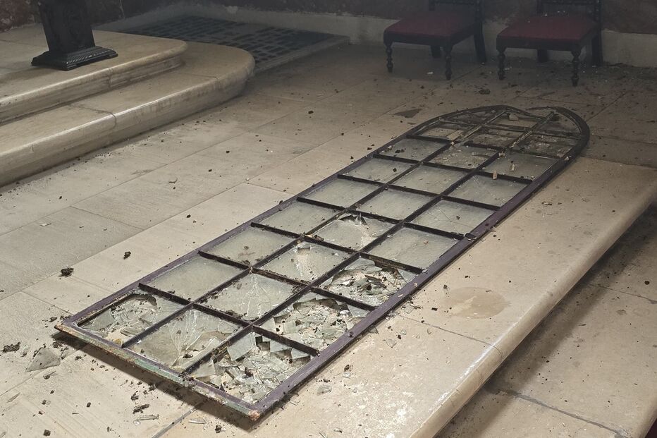 Vento forte arranca janela de ferro da igreja da Misericórdia de Aveiro