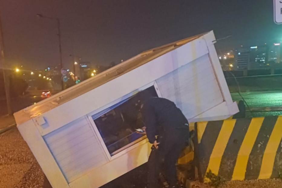 Vento forte derruba guarita da PSP junto à embaixada dos EUA em Lisboa e fere agente