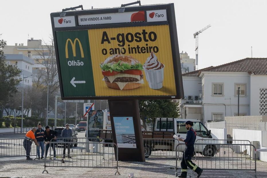 Placar de publicidade ficou em risco de cair após a passagem da tempestade Martinho por Quarteira