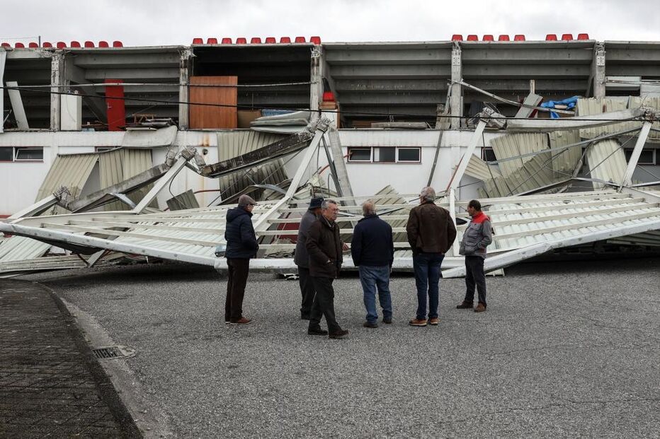 Cobertura central da bancada do Estádio de Santo António, da Associação Desportiva Nogueirense, desaba em Oliveira do Hospital