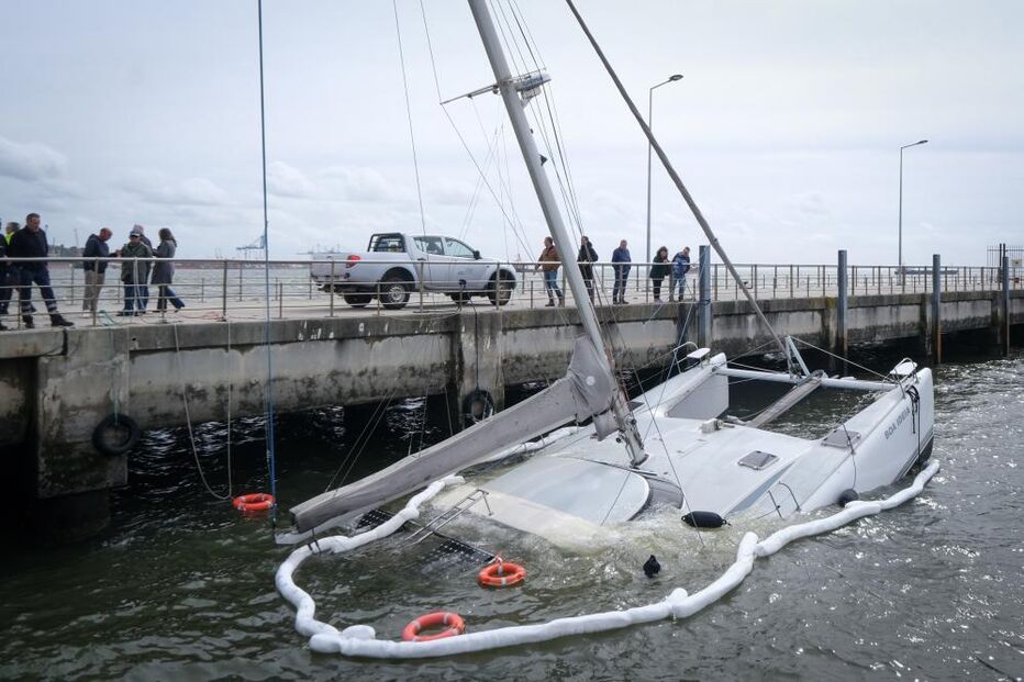 Uma embarcação de observação de golfinhos afundou na doca de pesca em Setúbal