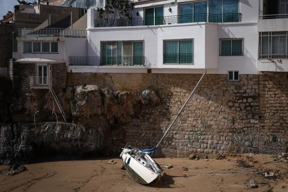 Embarcação encalhou na Praia da Rainha, em Cascais