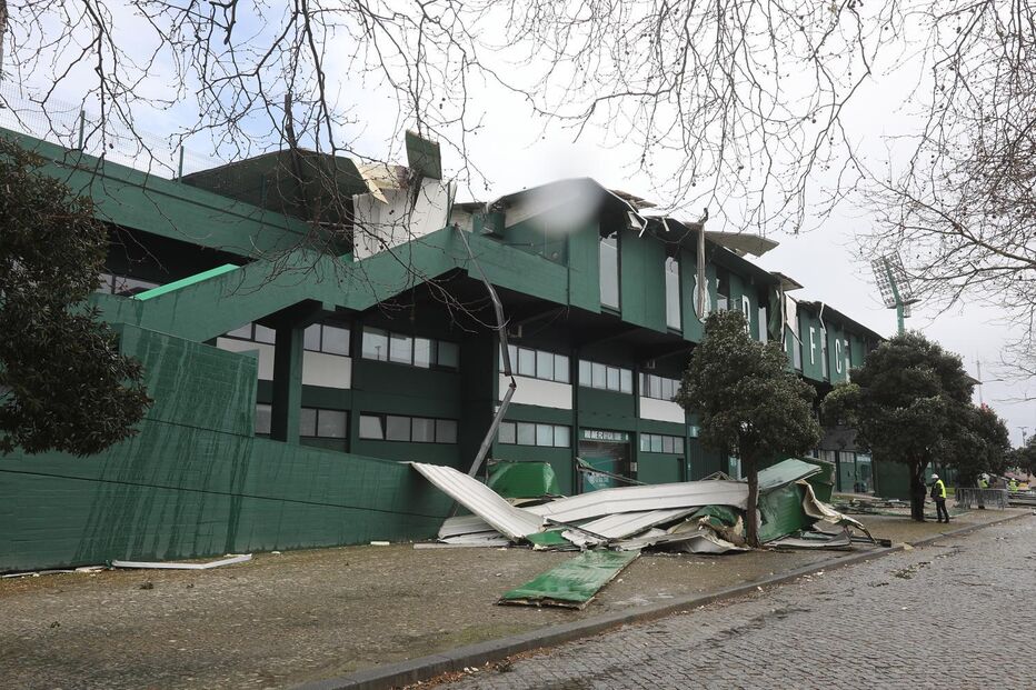 ancada central do Estádio dos Arcos propriedade do Rio Ave fortemente afetado pelo temporal