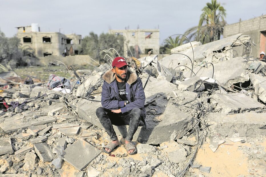 Um palestiniano junto aos escombros da sua casa em Khan Younis, destruída nos mais recentes bombardeamentos israelitas 