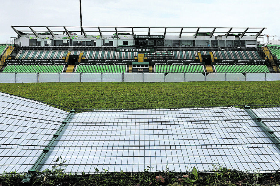 Vila do Conde. Cobertura da bancada central do Estádio dos Arcos, pertencente ao Rio Ave, não resistiu ao vento forte