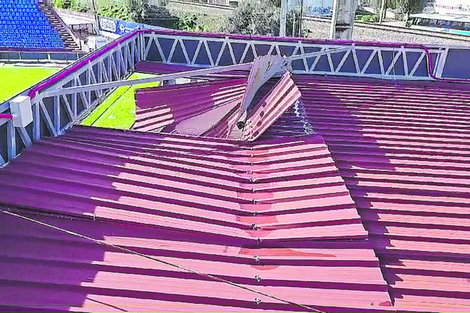 Torres Vedras. Cobertura do Estádio Manuel Marques ficou parcialmente destruída devido ao mau tempo