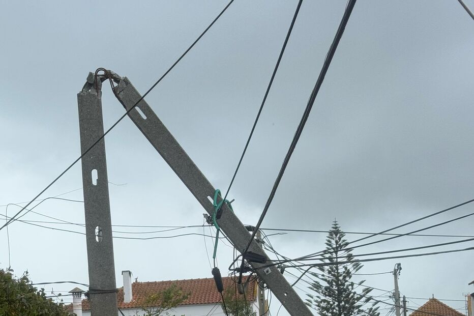 Cabos de eletricidade caídos deixam moradores do Meco em risco