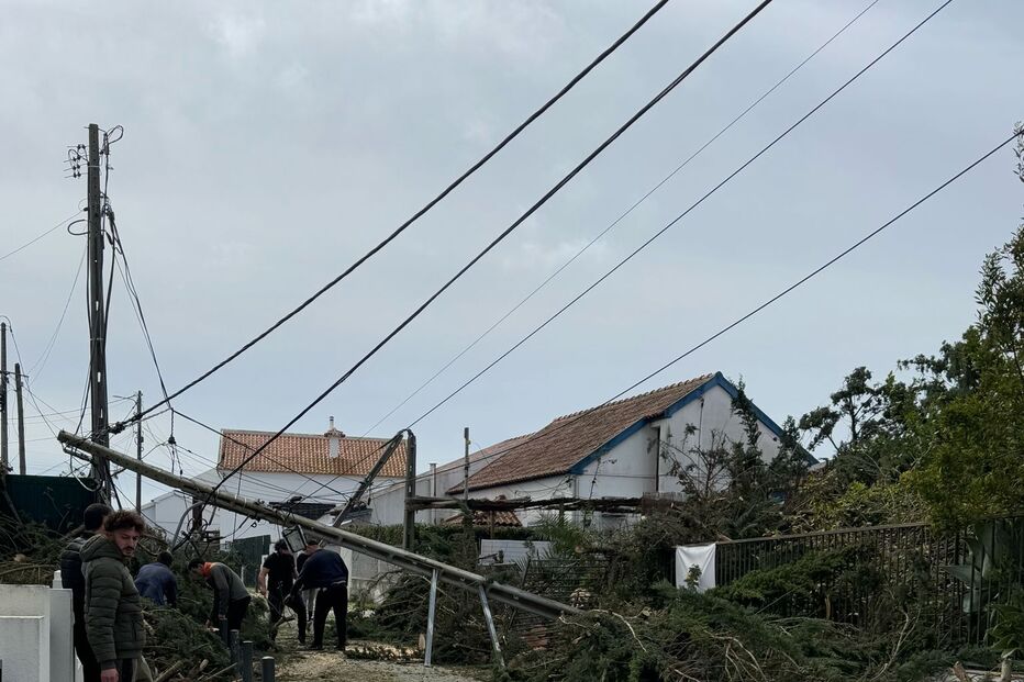 Cabos de eletricidade caídos deixam moradores do Meco em risco