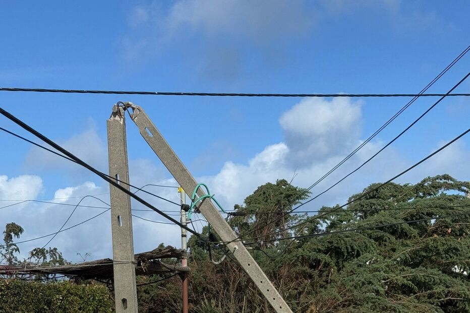 Cabos de eletricidade caídos deixam moradores do Meco em risco