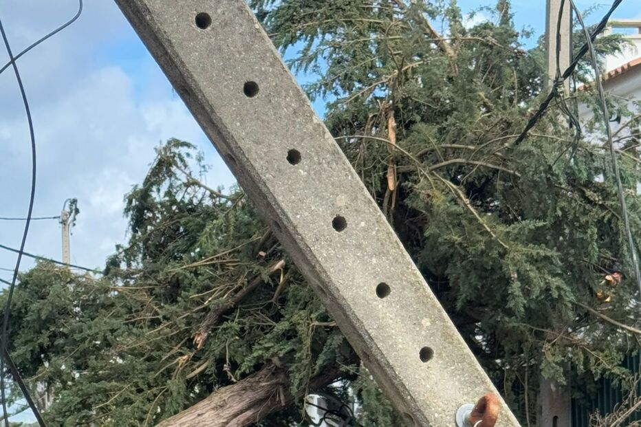 Cabos de eletricidade caídos deixam moradores do Meco em risco