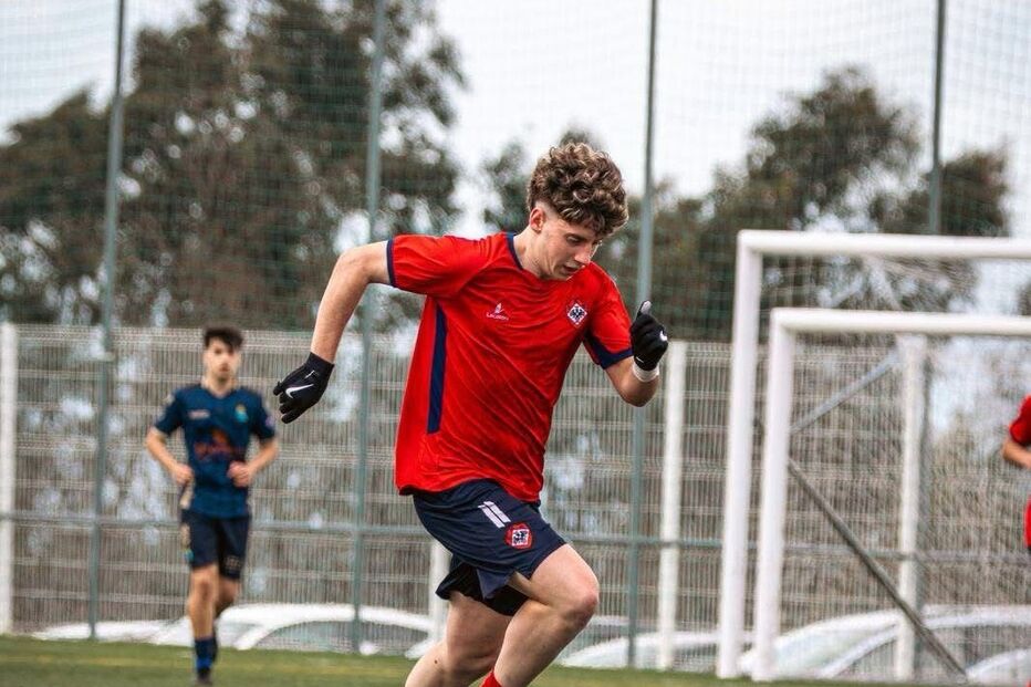 Futebolista de 19 anos do Oliveirense morre em despiste seguido de capotamento na A41 em Gondomar