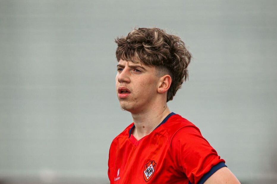 Futebolista de 19 anos do Oliveirense morre em despiste seguido de capotamento na A41 em Gondomar