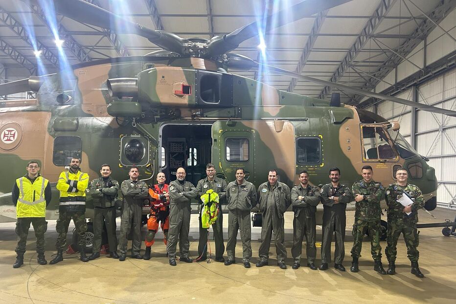 Tripulações do EH-101 Merlin e do P-3C que realizaram a segunda missão em frente ao helicóptero EH-101 Merlinda FA_20MAR25.jpeg