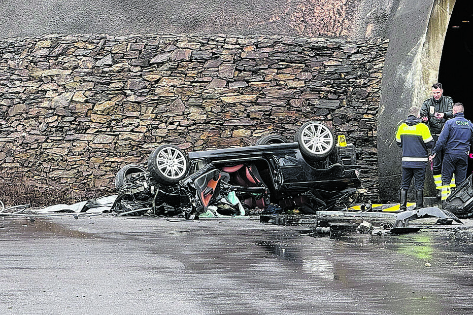 Carro conduzido pelo jovem ficou desfeito contra a parede 