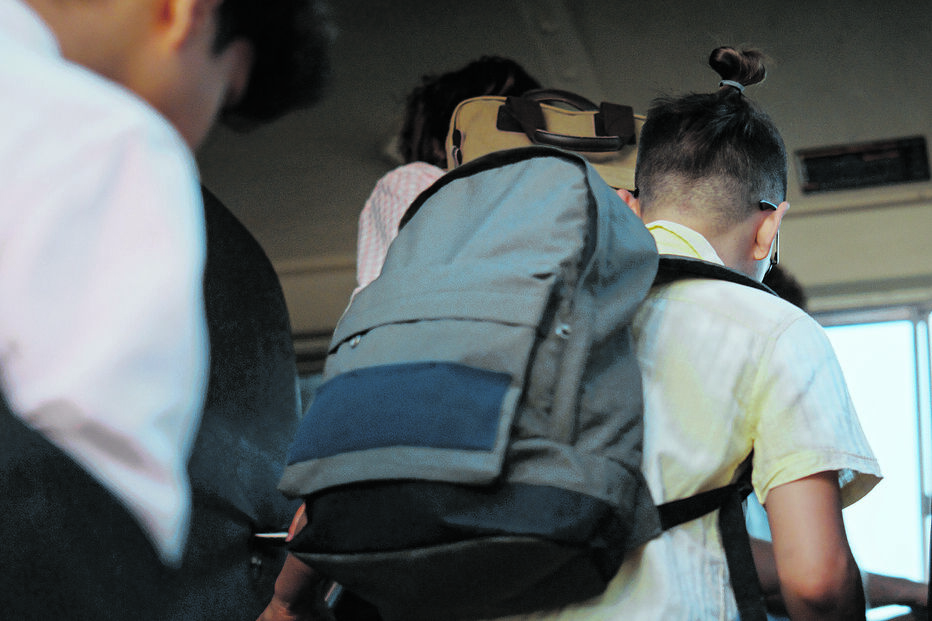 Dezenas de contratos e peças relaciona-das com concursos para transporte de alunos com deficiência contêm dados sensíveis