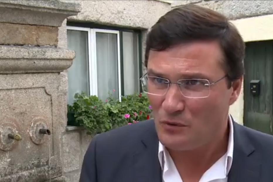 Ex-autarca de Vila Nova de Paiva dá luz do estádio para obras particulares