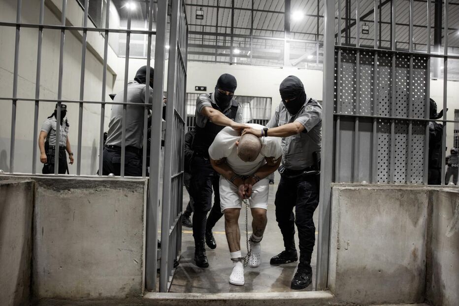Migrantes venezuelanos deportados pelos EUA para cadeia em El Salvador