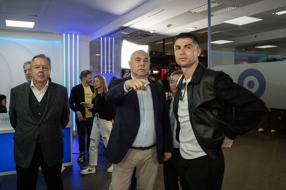 Cristiano Ronaldo visita redação e estúdios da Medialivre
