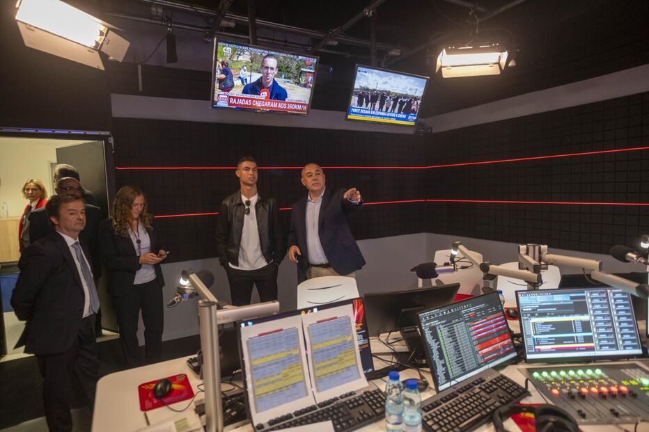 Cristiano Ronaldo visita redação e estúdios da Medialivre