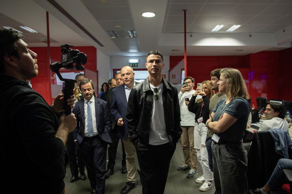 Cristiano Ronaldo visita redação e estúdios da Medialivre