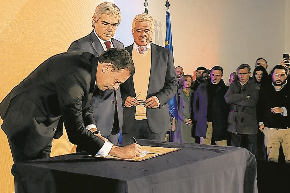 Gonçalo da Câmara Pereira com Luís Montenegro e Nuno Melo na assinatura do acordo de criação da Aliança Democrática