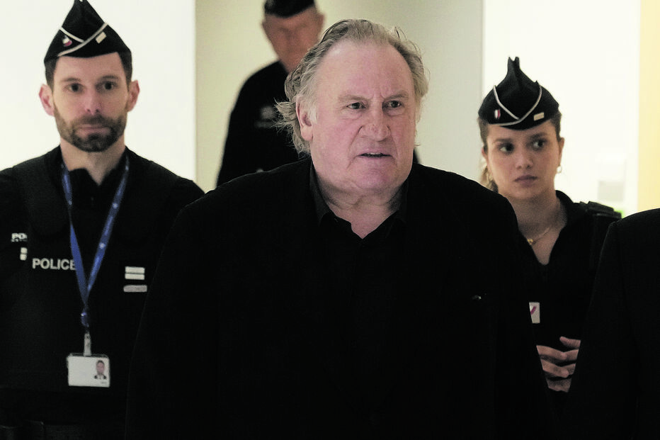 Gérard Depardieu à chegada ao tribunal em Paris 