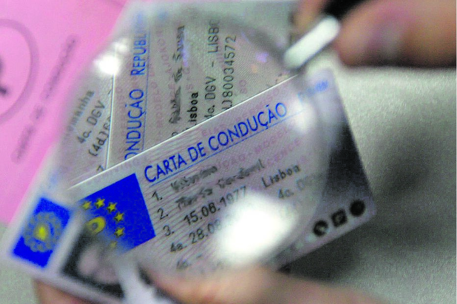 Título vai ser válido em todos os países da União e vai permitir conduzir com menos de 18 anos acompanhado por um adulto 