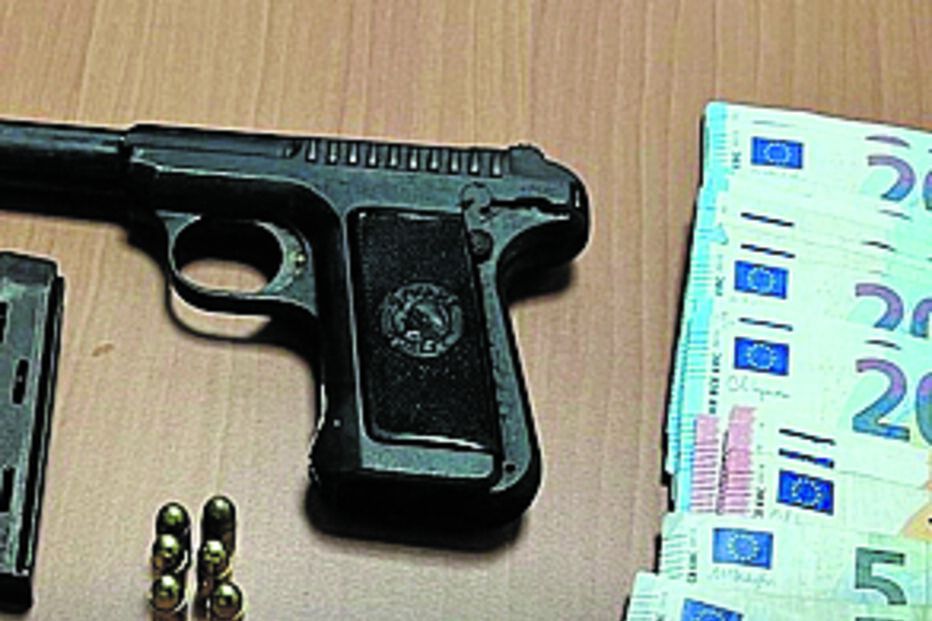 Armas, munições e dinheiro (295 euros) apreendidos pela PSP ao suspeito