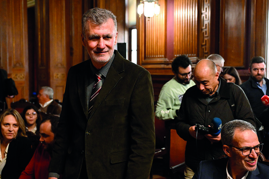 1. Henrique Gouveia e Melo ainda não anunciou oficialmente a sua candidatura à Presidência da República, mas as sondagens apontam o Almirante como o principal favorito à vitória 