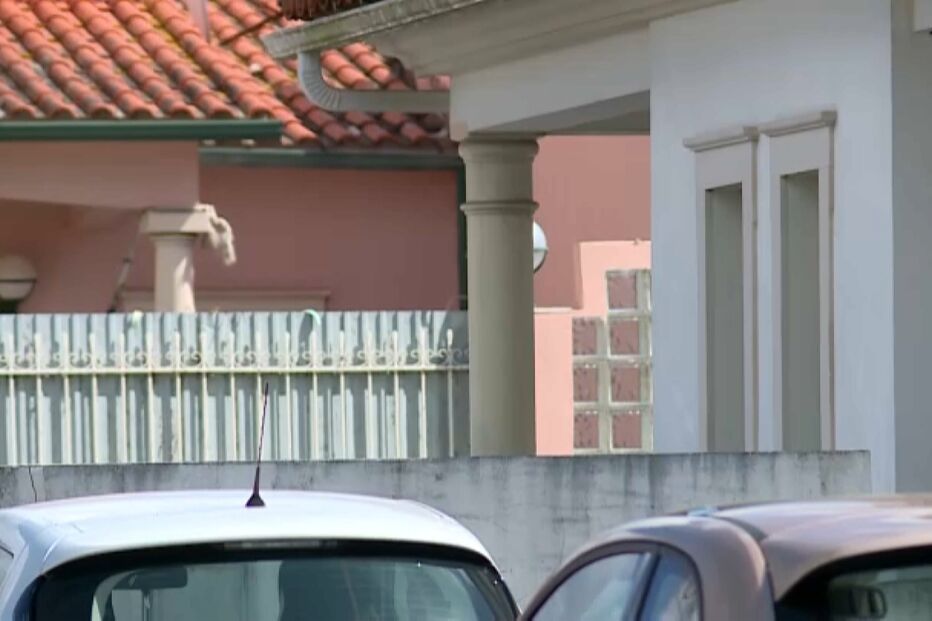 Família vive terror em assalto a casa em Leiria. Trio exigiu dinheiro e ameaçou sequestrar criança