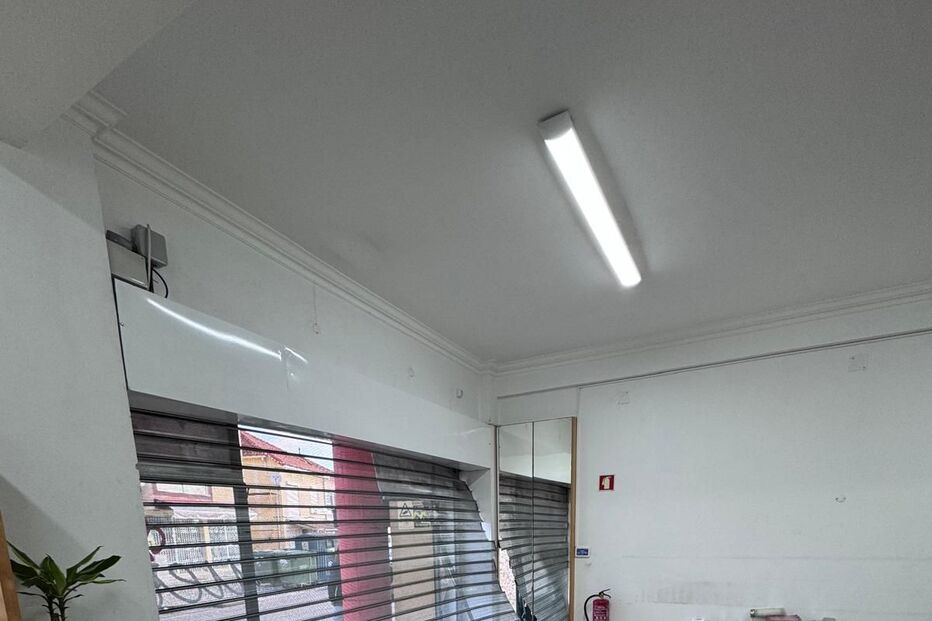 Imagens de videovigilância captam momento em que carro abalroa montra de ourivesaria para consumar assalto