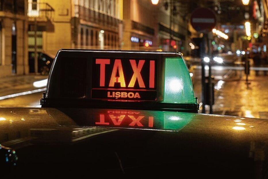 Condutores ocultam taxímetro e cobram suplementos ilegais 