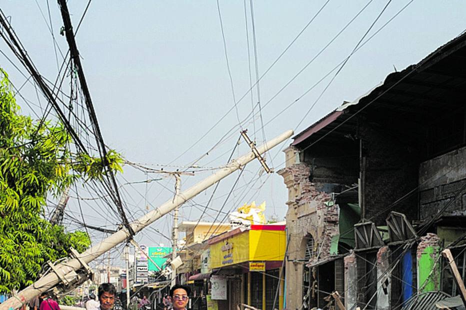 Socorristas procuram sobreviventes nos escombros 