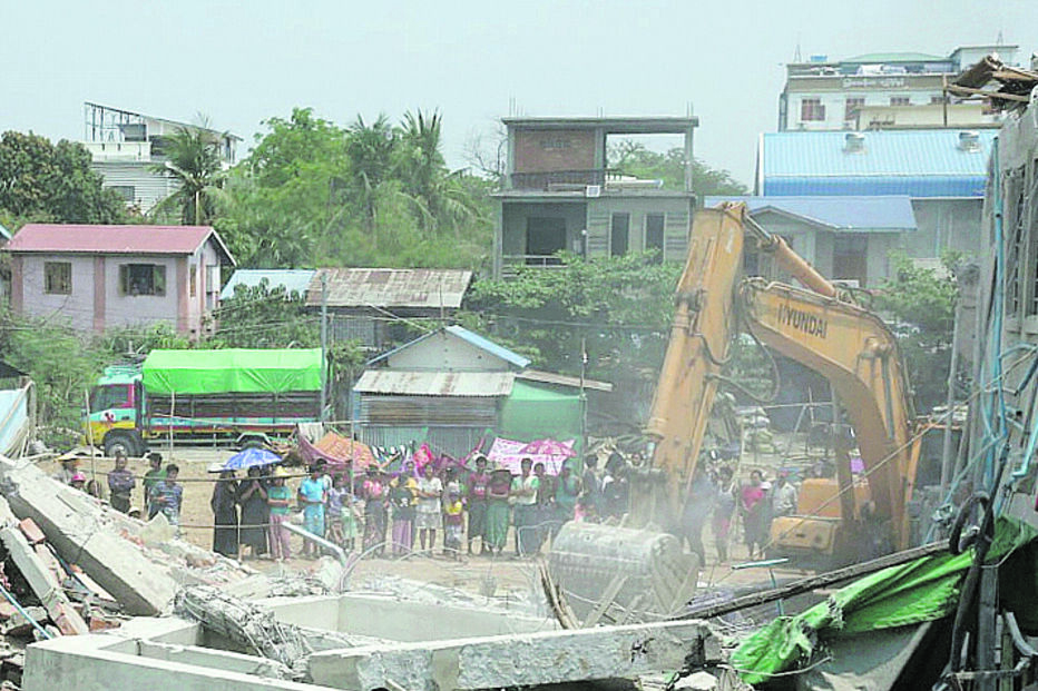 Socorristas procuram sobreviventes nos escombros 