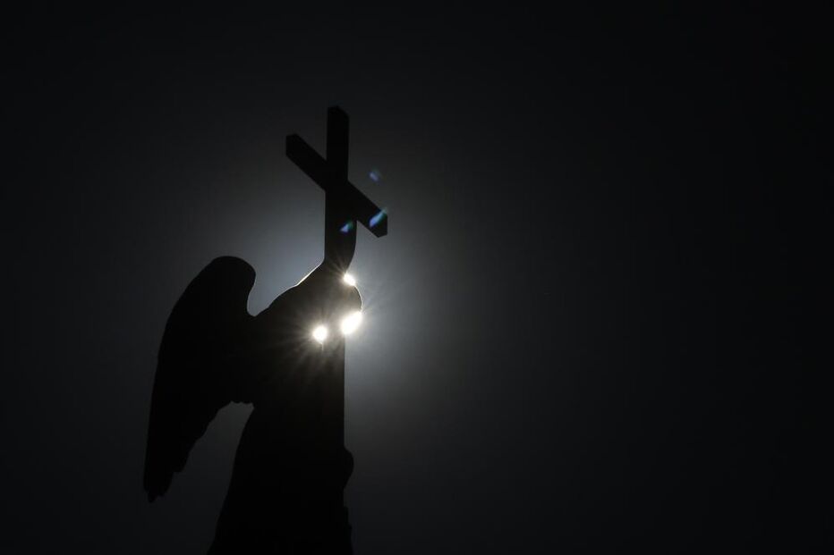 Eclipse solar parcial visto na Praça Svortsovaya em São Petersburgo, na Rússia