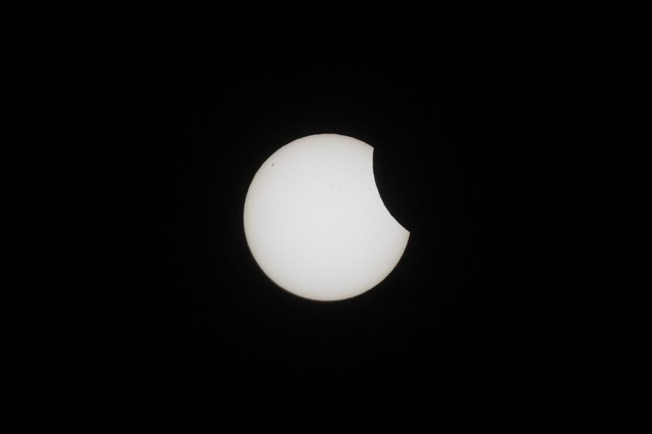 Eclipse solar parcial visto na Praça Svortsovaya em São Petersburgo, na Rússia